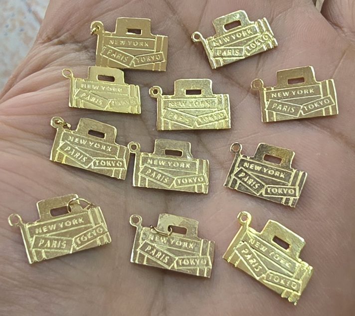 Dijes Bañados en oro 18k