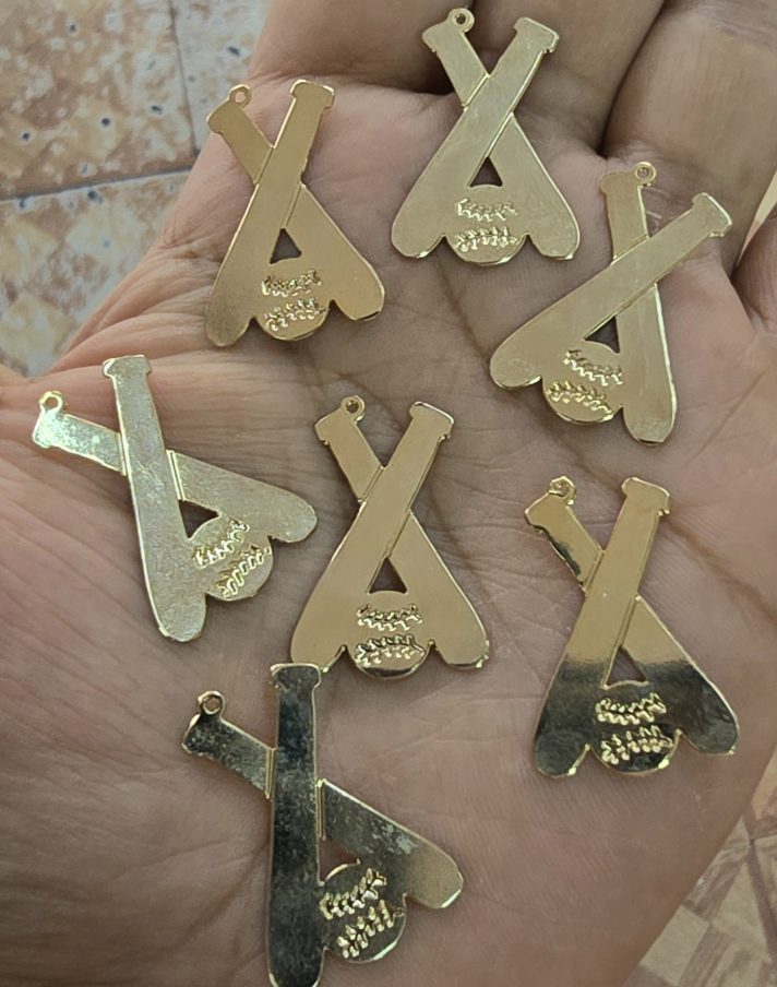 Dijes Bañados en oro 18k